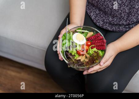 Donna asiatica in sovrappeso dieta perdita di peso mangiare fresco fresco fatta in casa concetto di alimentazione sana donna obesa con dieta di peso Foto Stock