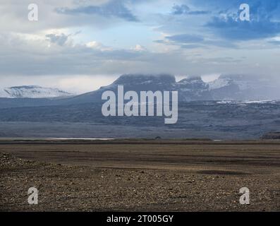 Islanda paesaggio autunnale tundra vicino al ghiacciaio Haoldukvisl, Islanda. La lingua glaciale scivola dalla cicogna Vatnajokull o Vatna Gl Foto Stock