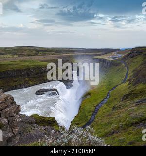 Pittoresco pieno di acqua grande cascata Gullfoss vista autunno, sud-ovest Islanda. Foto Stock