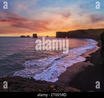 Pittoresca autunno sera vista del Capo Dyrholaey, spiaggia e formazioni rocciose. Vik, Islanda del Sud. Foto Stock