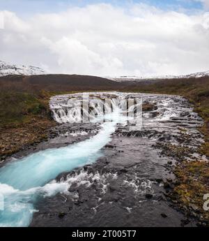 Pittoresca cascata Bruarfoss vista autunno. Stagione che cambia nelle Highlands meridionali dell'Islanda. Foto Stock