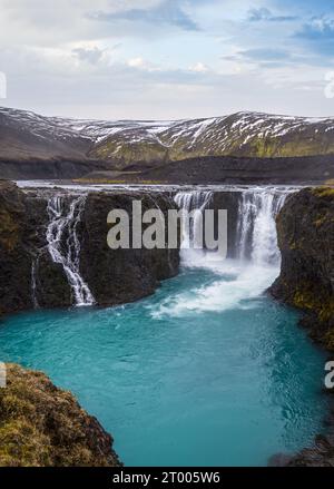 Pittoresca cascata Sigoldufoss vista autunno. Stagione che cambia nelle Highlands meridionali dell'Islanda. Foto Stock
