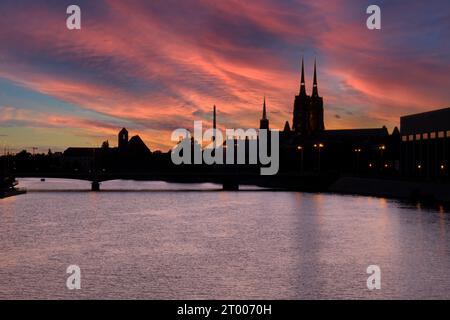 Vista panoramica serale sulla città vecchia di Breslavia. Sagoma dell'isola e cattedrale di San Giovanni con ponte. Wroclaw, Polonia. Grunwald Foto Stock