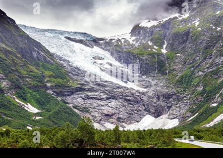 Un enorme ghiacciaio scivola giù Foto Stock