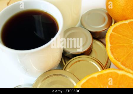 materie prime, materie prime necessarie nella vita di tutti i giorni e commercializzate sul mercato azionario, come caffè, latte, metallo, arance Foto Stock