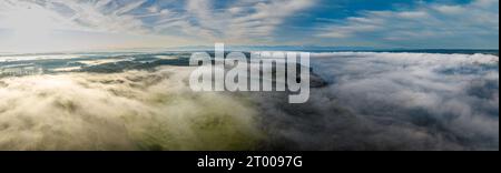 Starnbergersee Lake Bavaria. Panorama con droni con montagne alpine sul retro Foto Stock