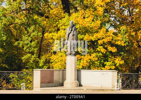 Olsztyn Polonia - ottobre 2022 pianeta in mano alla statua di Nicolaus Copernico vicino al suo famoso castello. Statua di Nicolaus Copernico Foto Stock