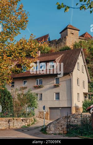 Le vecchie case di Fachwerk in Germania. Vista panoramica dell'antica architettura urbana medievale di strada con case a graticcio nell'o Foto Stock