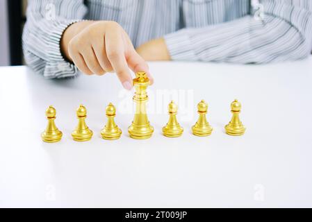 Concetto di risorse umane gestione della carriera con le mani strette pianificazione strategia con figure di scacchi. Foto Stock