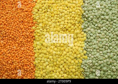 alimenti di base come lenticchie nei colori verde, rosso, arancione, giallo per i ristoranti vegetariani vegani o per il commercio di prodotti a base di cereali. strisce Foto Stock