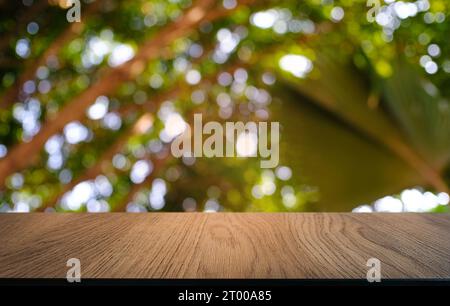 Tavolo vuoto di legno scuro davanti allo sfondo astratto di bokeh sfocato del ristorante. può essere utilizzato per la visualizzazione o il montaggio del pr Foto Stock