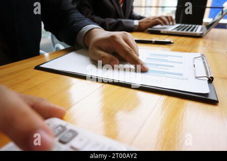 Le mani della gente di affari analizzando il grafico Finance Manager task. Foto Stock