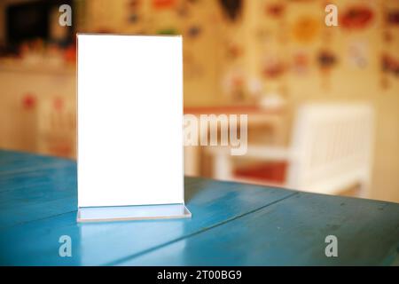 Spazio per la creazione di testi pubblicitari in piedi su un tavolo di legno nel bar del ristorante. Foto Stock