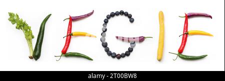 Parola VEGIE a base di peperoncino rosso verde viola giallo, lettere alfabetiche ABC a base di peperoncini, peperoni, per testi, enciclopedie, gennaio vegano Foto Stock