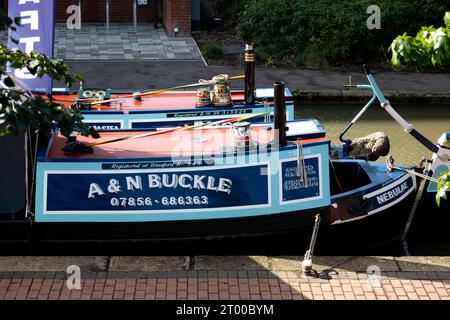 Imbarcazioni a narrowboat ormeggiate a Banbury per il festival dei canali del 2023, Oxfordshire, Inghilterra, Regno Unito Foto Stock