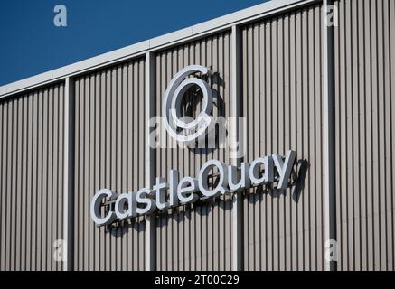 Cartello per il centro commerciale Castle Quay, Banbury, Oxfordshire, Inghilterra, Regno Unito Foto Stock