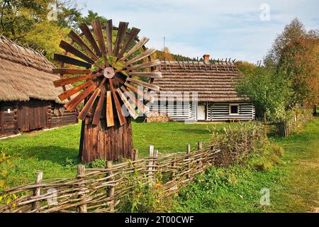 Vecchio mulino a vento nel museo di architettura popolare di Sanok. Voivodato subcarpatico. Polonia Foto Stock