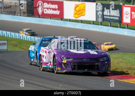 Pilota della NASCAR Cup, Alex Bowman (48) corre per la posizione per il Go Bowling al Glen al Watkins Glen International di Watkins Glen NY. Foto Stock