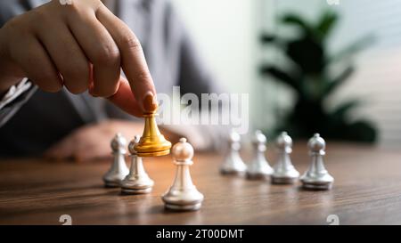 Concetto di risorse umane gestione della carriera con le mani strette pianificazione strategia con figure di scacchi. Ricerca reparto HR per dipend Foto Stock