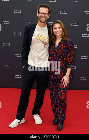 Jonas Grosch und Katharina Wackernagel bei der Premiere der Amazon prime Video-serie Last Exit Schinkenstraße auf dem 31. Filmfest Hamburg 2023 im Cinemaxx Dammtor. Amburgo, 02.10.2023 *** Jonas Grosch e Katharina Wackernagel alla premiere della serie Amazon prime Video Last Exit Schinkenstraße al Filmfest 31 Hamburg 2023 al Cinemaxx Dammtor Hamburg, 02 10 2023 foto:XC.xTamckex/xFuturexImagex schinkenstrasse 3046 Credit: Imago/Alamy Live News Foto Stock