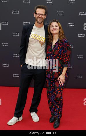 Jonas Grosch und Katharina Wackernagel bei der Premiere der Amazon prime Video-serie Last Exit Schinkenstraße auf dem 31. Filmfest Hamburg 2023 im Cinemaxx Dammtor. Amburgo, 02.10.2023 *** Jonas Grosch e Katharina Wackernagel alla premiere della serie Amazon prime Video Last Exit Schinkenstraße al Filmfest 31 Hamburg 2023 al Cinemaxx Dammtor Hamburg, 02 10 2023 foto:XC.xTamckex/xFuturexImagex schinkenstrasse 3045 Credit: Imago/Alamy Live News Foto Stock