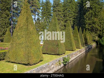 La statua di Ercole nel giardino formale di roseraie nel terreno del castello che contiene il Museo della Rivoluzione francese, Vizille, Francia. Foto Stock