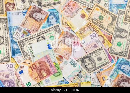 Lo sfondo delle banconote. Varie valute. Soldi di carta. Euro, corona ceca, złoty polacco, Fiorino ungherese, sterlina britannica e dollaro USA. Vista dall'alto. Foto Stock