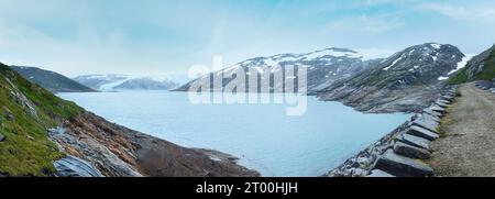 Lago Svartisvatnet e il Ghiacciaio Svartisen (Norvegia). Panorama. Foto Stock