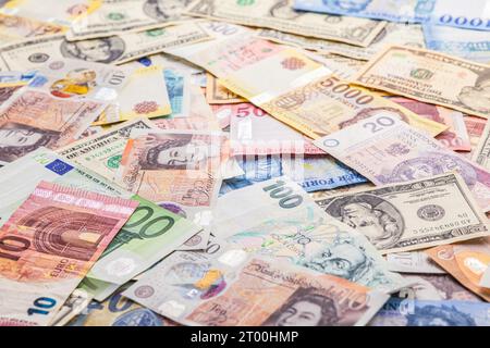 Lo sfondo delle banconote. Varie valute. Soldi di carta. Euro, corona ceca, złoty polacco, Fiorino ungherese, sterlina britannica e dollaro USA. Foto Stock