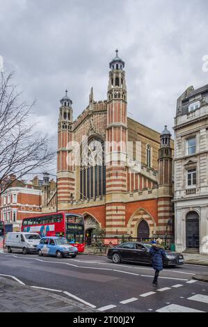 Chiesa della Santissima Trinità vista da Sloane Street, Londra; costruita nel 1890 in stile Arts and Crafts dall'architetto John Dando Sedding. Foto Stock