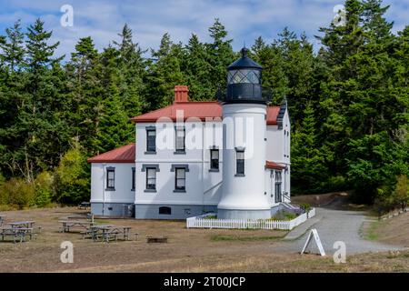 6 settembre 2023 - Coupeville, WA: L'Admiralty Head Light è un aiuto disattivato alla navigazione situato sull'isola Whidbey vicino a Coupeville, Washington, su Th Foto Stock