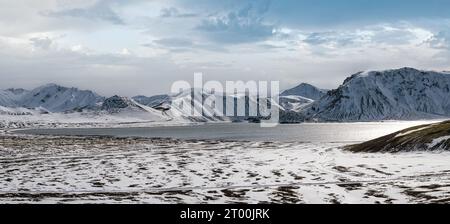 Cambio di stagione negli altopiani islandesi. Le montagne colorate di Landmannalaugar sotto la neve coperta in autunno. Frostastadavatn lago A. Foto Stock