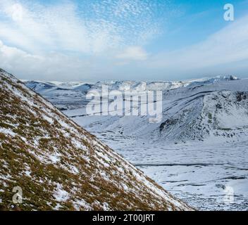 Montagne colorate Landmannalaugar sotto la neve in autunno, Islanda Foto Stock