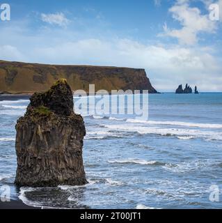Pittoresca vista autunnale serale della spiaggia di sabbia vulcanica nera dell'oceano di Reynisfjara e delle formazioni rocciose da Capo di Dyrholaey, Vik, SO Foto Stock