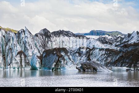 Solheimajokull pittoresco ghiacciaio nel sud dell'Islanda. La lingua di questo ghiacciaio scivola dal vulcano Katla. Bellissimo glac Foto Stock