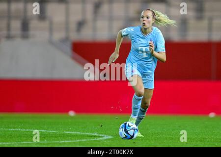 Janina Hechler (Köln, 28) am Ball, Freisteller, Ganzkörper, Einzelbild, Aktion, Action, 02.10.2023, München (Deutschland), Fussball, Google Pixel Frauen-Bundesliga, FC Bayern München - 1. LE NORMATIVE FC KÖLN, DFB/DFL VIETANO L'USO DI FOTOGRAFIE COME SEQUENZE DI IMMAGINI E/O QUASI-VIDEO. Foto Stock