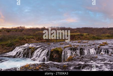 Pittoresca cascata Bruarfoss vista autunno. Stagione che cambia nelle Highlands meridionali dell'Islanda. Foto Stock