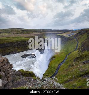Pittoresco pieno di acqua grande cascata Gullfoss vista autunno, sud-ovest Islanda. Foto Stock