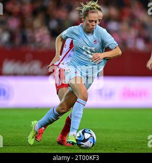 v.li.: Lea Schüller (FC Bayern München, FCB, 11) Janina Hechler (Köln, 28) im Zweikampf, Duell, duello, tackle, Dynamik, Action, Aktion, 02.10.2023, München (Deutschland), Fussball, Google Pixel Frauen-Bundesliga, FC Bayern München - 1. LE NORMATIVE FC KÖLN, DFB/DFL VIETANO L'USO DI FOTOGRAFIE COME SEQUENZE DI IMMAGINI E/O QUASI-VIDEO. Foto Stock