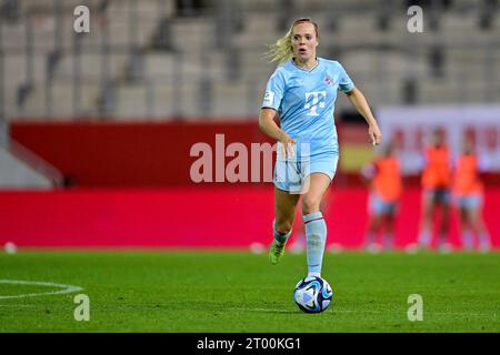 Janina Hechler (Köln, 28) am Ball, Freisteller, Ganzkörper, Einzelbild, Aktion, Action, 02.10.2023, München (Deutschland), Fussball, Google Pixel Frauen-Bundesliga, FC Bayern München - 1. LE NORMATIVE FC KÖLN, DFB/DFL VIETANO L'USO DI FOTOGRAFIE COME SEQUENZE DI IMMAGINI E/O QUASI-VIDEO. Foto Stock