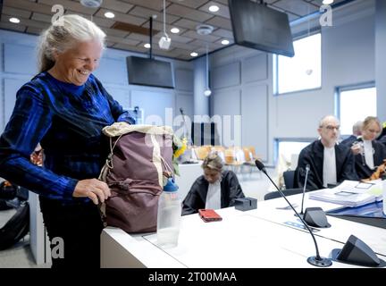 L'AIA - la querelante Maria Litjens (l) con gli avvocati Nienke de Bruijn, Christiaan Alberdingk Thijm e Jaantje Kramer di XR presso la corte dell'Aia dove la ribellione per l'estinzione del movimento climatico sta citando in giudizio lo Stato olandese per l'uso di cannoni ad acqua durante le proteste. Gli attivisti per il clima ritengono che le armi siano state usate erroneamente durante le proteste pacifiche, in particolare per i blocchi della A12 all'Aia. ANP ROBIN VAN LONKHUIJSEN paesi bassi Out - belgio Out Foto Stock