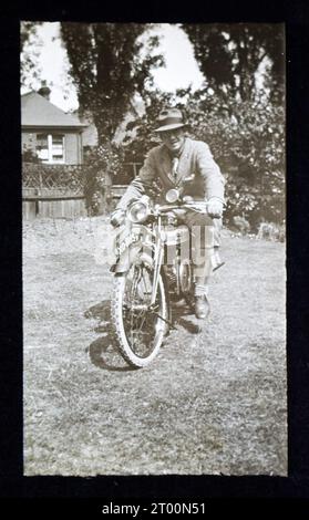 Uomo seduto a cavallo di una moto, Inghilterra, Regno Unito, anni '1920 e '1930 Foto Stock