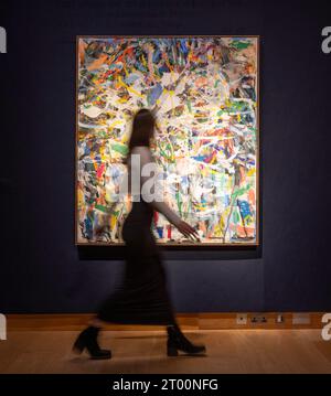 Christie's, Londra, Regno Unito. 3 ottobre 2023. Artisti, galleristi e collezionisti di spicco si uniranno alle celebrità dello spettacolo e dello sport all'Art of Wishes Gala, che si terrà presso il nuovo Raffles London, The OWO, lunedì 9 ottobre 2023. L'attenzione della notte sarà incentrata su un'asta di opere donate da importanti artisti contemporanei. I pezzi saranno visibili prima del Gala, a Christie's King Street dal 4-7 ottobre 2023 in una mostra pubblica. Le opere includono: Misheck Masamvu, Daybreak, £ 40,000-60,000. Crediti: Malcolm Park/Alamy Live News Foto Stock