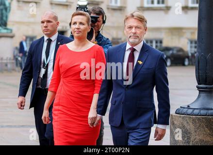 Copenhagen, Danimarca. 3 ottobre 2023. Il primo ministro mette Frederiksen (S) e il marito Bo Tengberg arrivano al servizio della chiesa nella chiesa del palazzo di Christiansborg prima dell'apertura del Parlamento martedì 3 ottobre 2023. (Foto: Liselotte Sabroe/Ritzau Scanpix) credito: Ritzau/Alamy Live News Foto Stock