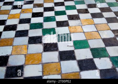 Un primo piano di piastrelle colorate in Marocco, Nord Africa Foto Stock