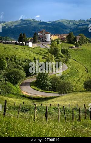 Il borgo cimbro di Campofontana immerso nei prati della Lessinia.Selva di Progno, Lessinia, Veneto, Italia. Foto Stock