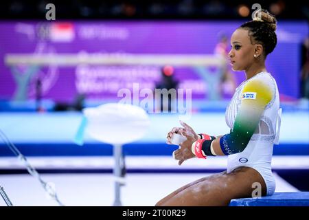 Anversa, Belgio. 2 ottobre 2023. Ginnastica: Campionato del mondo 2023, donne, qualifica, Sportpaleis. Rebeca Andrade dal Brasile prima della sua routine. Credito: Tom Weller/dpa/Alamy Live News Foto Stock