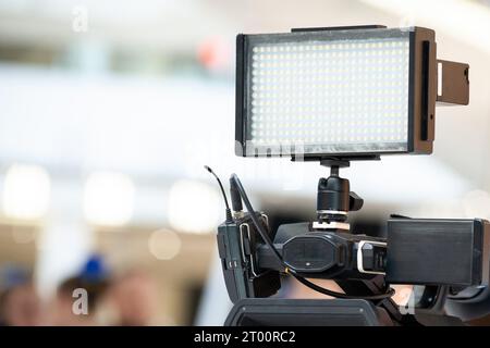 Pannello delle spie LED sulla videocamera. Set videocamera professionale. Vista frontale dell'obiettivo della videocamera in primo piano Foto Stock