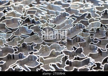 Vari taglierine per biscotti con motivi animali e biscotti su fondo grigio di acciaio inossidabile Foto Stock