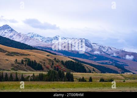 Catene montuose innevate in Kirghizistan Foto Stock